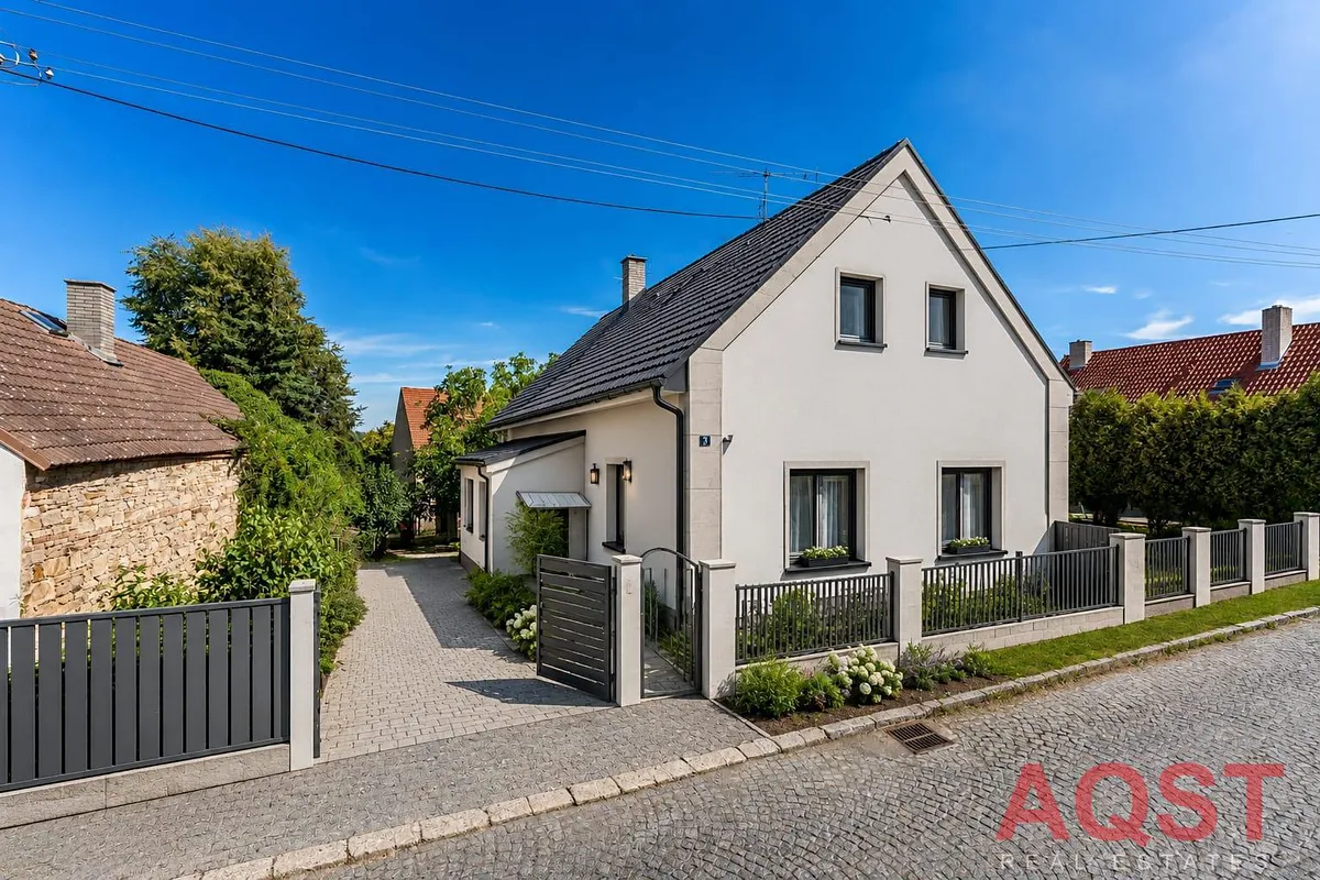 Prodej rodinného domu 289 m², pozemek 748 m²